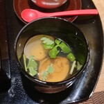 かねき本店 - 彩にぎりの椀物（蛤のお吸物）