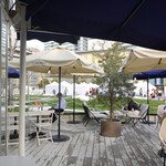 Les deux Bleue - テラスはウッドデッキ