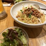 羽根餃子とフライパン中華 馬馬虎虎 - サラダは葉っぱだよ