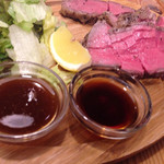 ロジバル - ローストビーフ、ソースは2種類