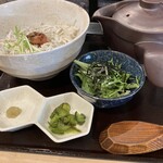 オザク酒場 - しらすと焼き梅のだし茶漬け