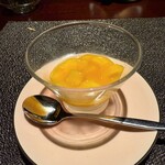 中国飯店 富麗華 - デザートの、マンゴーのクレームダンジュ　　　　　　　この季節限定　なんて美味しい！