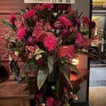 中国飯店 富麗華 - 開店25周年、お祝いのお花がたくさん