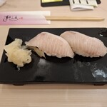 すしざんまい匠 - すしざんまい匠名物の、ぶりトロの握りです。すぐに口の中で溶けてしまう旨味と、甘みが最高なのでマグロの大トロやかまトロと並ぶ一級品です。