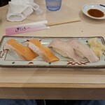 すしざんまい匠 - ぶりトロ、大トロサーモンが各2貫ずつの写真です。