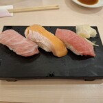 すしざんまい匠 - マグロの大トロとかまトロ、大トロサーモンの握りです。