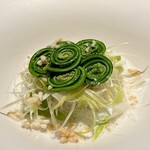 レストラン ウオゼン - ❻真鯛の蒸し焼き
      〜真鯛の蒸し焼きに山菜5種（コゴミ、ウルイ、アサツキ、ミツバ、フキノトウのピクルス）、2種のソース（鯛出汁＋クリーム、焦し昆布油）