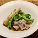 レストラン ウオゼン - ❽月輪熊・猪鍋で
      〜月輪熊ロース、猪肉と山菜9種（ウルイ、芹、浅葱、行者大赤、三葉、筍、コゴミ、コシアブラ、山椒）。目の前でご主人がダイナミックに鍋奉行