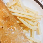 フーディカル ヒーローズ - チーズステーキの下にポテトが隠れてます♡