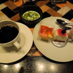オールデイダイニング　ラジョウ - 食後のデザート、コーヒーにミニケーキ３つとお茶のお菓子