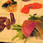 フォアグラに野菜の煮物、サーモンにサラダ