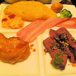 ローストビーフにフレンチトースト、大きなオムレツ