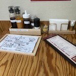 とんかつ かつまる - 4人掛けテーブル席卓上