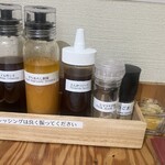とんかつ かつまる - 調味料など