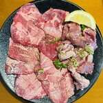 長浜豚骨まるえいラーメン - タンと豚のガツ？カシラか