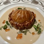 アピシウス - 桜鱒のクーリビャック風 ヴァンジョーヌとオゼイユ