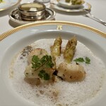 アピシウス - ホワイトアスパラガス、手長海老とモリーユ茸のカプチーノ仕立て 