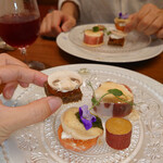 新門前 米村 - そば粉ブリオッシュのカナッペ/カマスと洋梨の生春巻き