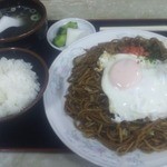 大盛り肉玉焼きそば定食