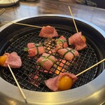 焼肉 有牛 - 包みタンと和牛卵黄包み、焼き方難しい