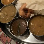 インディアンレストラン ティラガ - 右からサンバル、ラッサム、ダル