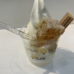 杉養蜂園 - 料理写真:二本のうち一本がウエハース、もう一本はミツバチの巣になります