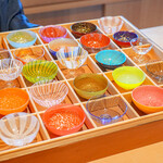 御料理ふじ居 - カラフルな酒器を選びます