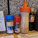 豚菜 - 調味料(塩,七味,ドレッシング,醤油,ソース)