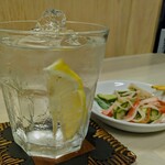 tell me キッチン - 奄美大島黒糖焼酎『煌の島』炭酸割り　カットレモン入り