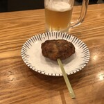 大衆食堂 てんぐ大ホール - 大判塩味つくね。ビールジョッキと比較しても、かなり大きかったよ。てんぐイチ推しメニューっぽい表示されてる。