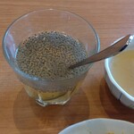 旬菜うちごはん 菜々家 - リンゴジュースにチアシードを入れたもの。
