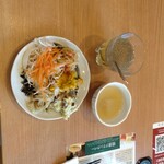 旬菜うちごはん 菜々家 - お惣菜。適当に取り分けて小皿に盛ります。