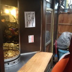 宇ち多゛ - 口開け前、開店をじっと待ちます。