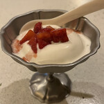 NALA - デザート➀自家製チーズの作り立てアイスとイチゴ