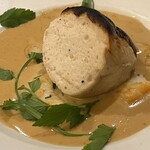 NALA - 玄界灘のお魚のクネル(ムース)の薪焼き 松皮エビのアメリケーヌソース、セリ添え