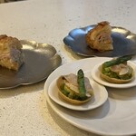 NALA - アミューズ➀黒豚ハムクロワッサン　アミューズ②アスパラと大あさりのタルト