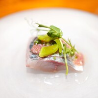 馳走西健一 - 真鰺、小川港、定置網 良いものだけをを選別して一夜締めしたものをマリネ、 桜海老オイル