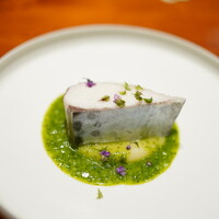 馳走西健一 - 鰆のコンフィ キタアカリとパセリのソース