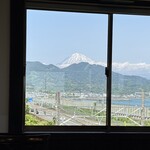 くらさわや - 店内からは富士山、駿河湾をのぞめます。
