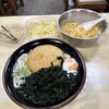 やぶしげうどん - 丸天うどんに温玉、ワカメ。お漬物、天かすはサービス