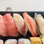 鮨の遊彩 - 左から.大トロ.中トロ.活ホッキ貝.ズワイ蟹.あわび