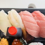 鮨の遊彩 - 左から.たい.牡丹えび.大トロ.中トロ