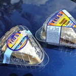 TED'S Bakery - チョコとピーチ　買って直ぐ駐車場でボンネットに載せて撮る。ローカルの視線が痛かった、あはは。