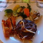 TED'S Bakery - 実はプレートランチが大変美味い。これはミックスプレートのハンバーグ（右）とチキンカツ（左）。付け合せはWholefoodsで買ったお数なので恐縮。