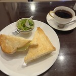 カフェ・ド・フェロー - モーニングメニューのタマゴトーストとホットコーヒー880円