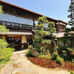 日吉そば - 厠からお店を見てます