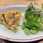 ビストロ料理とワインのお店 NicolaS - 新玉ねぎとゴルゴンゾーラチーズのキッシュ（700円）