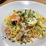 ビストロ料理とワインのお店 NicolaS - スモークサーモンのクリームソースタリアテッレ（1280円）