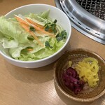 焼肉金金 - ランチサラダ、漬物