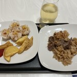 ANAラウンジ 羽田空港国際ターミナル - 海老焼売にポテトフライ、和牛のガーリックライス、大きめのグラスにシャンパンも